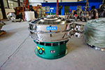 1200型三次元振動篩，產(chǎn)量可達2100kg/h。
